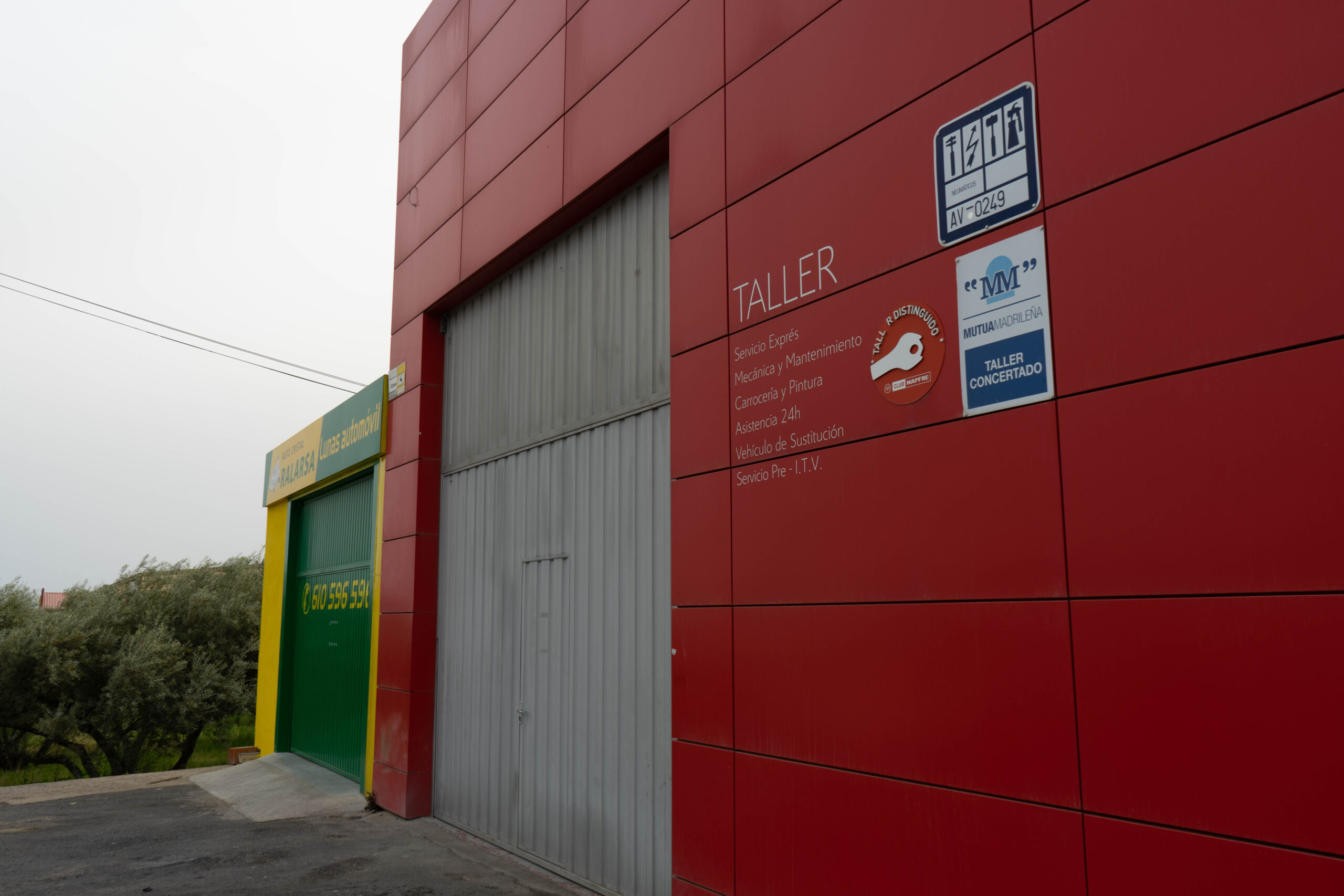 Fachada del taller Autos Garro en Candeleda, Ávila